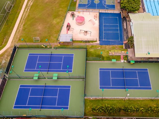 De tennisbanen 3, 4 en 5 zijn geasfalteerd